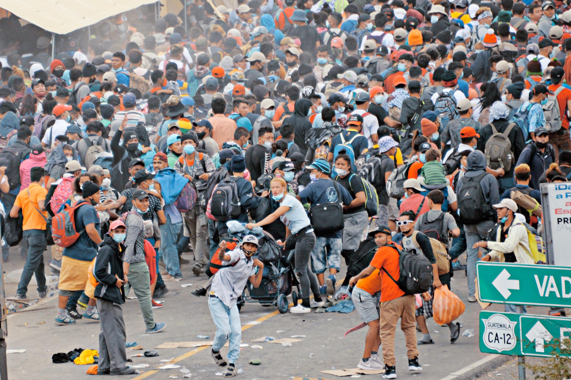 La caravana lanzó piedras a los policías, quienes respondieron con gases lacrimógenos.