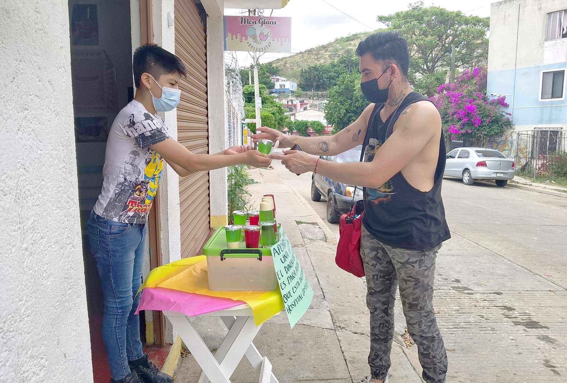 En el fraccionamiento El Rosario es donde este adolescente vende su producto para ayudar en la economía familiar.