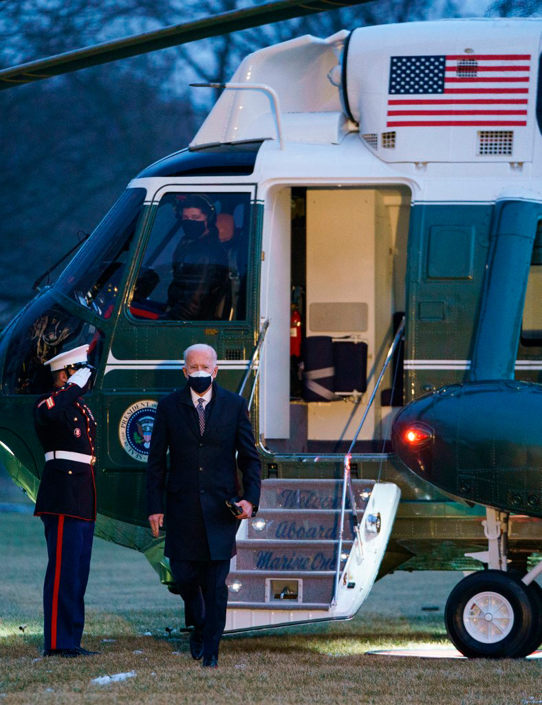 Biden afirmó que esta reforma busca revertir "políticas equivocadas" de su predecesor, Donald Trump, que lanzó una campaña para frenar la inmigración irregular, reducir la llegada de migrantes con papeles y persiguió a los indocumentados.