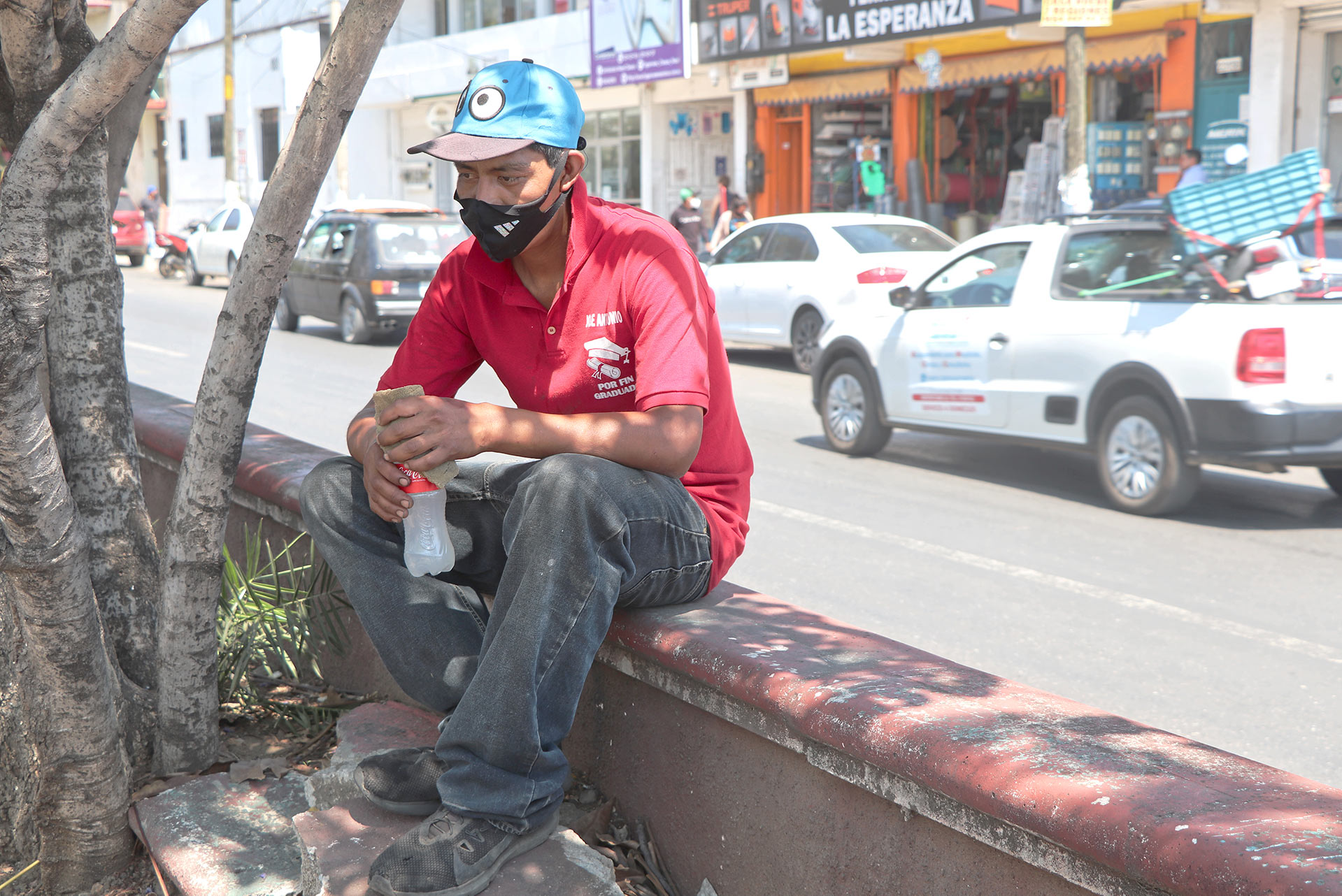 Armando de Jesús Ríos Cruz lleva 20 años dedicándose a limpiar parabrisas en los cruceros de Oaxaca de Juárez. Alexei García