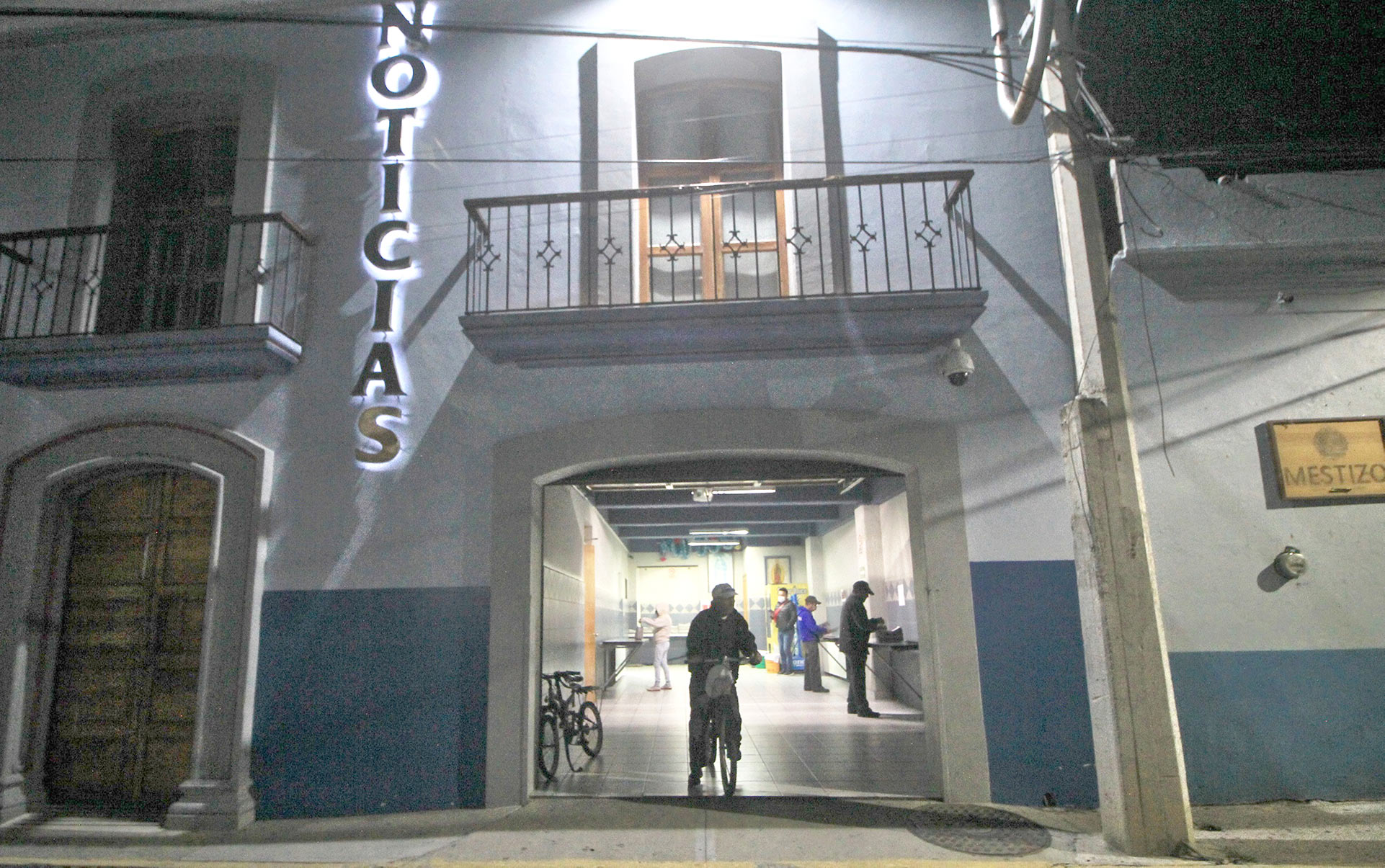 Desde los primeros rayos del sol, los voceadores comienzan a llegar a esta casa editorial.