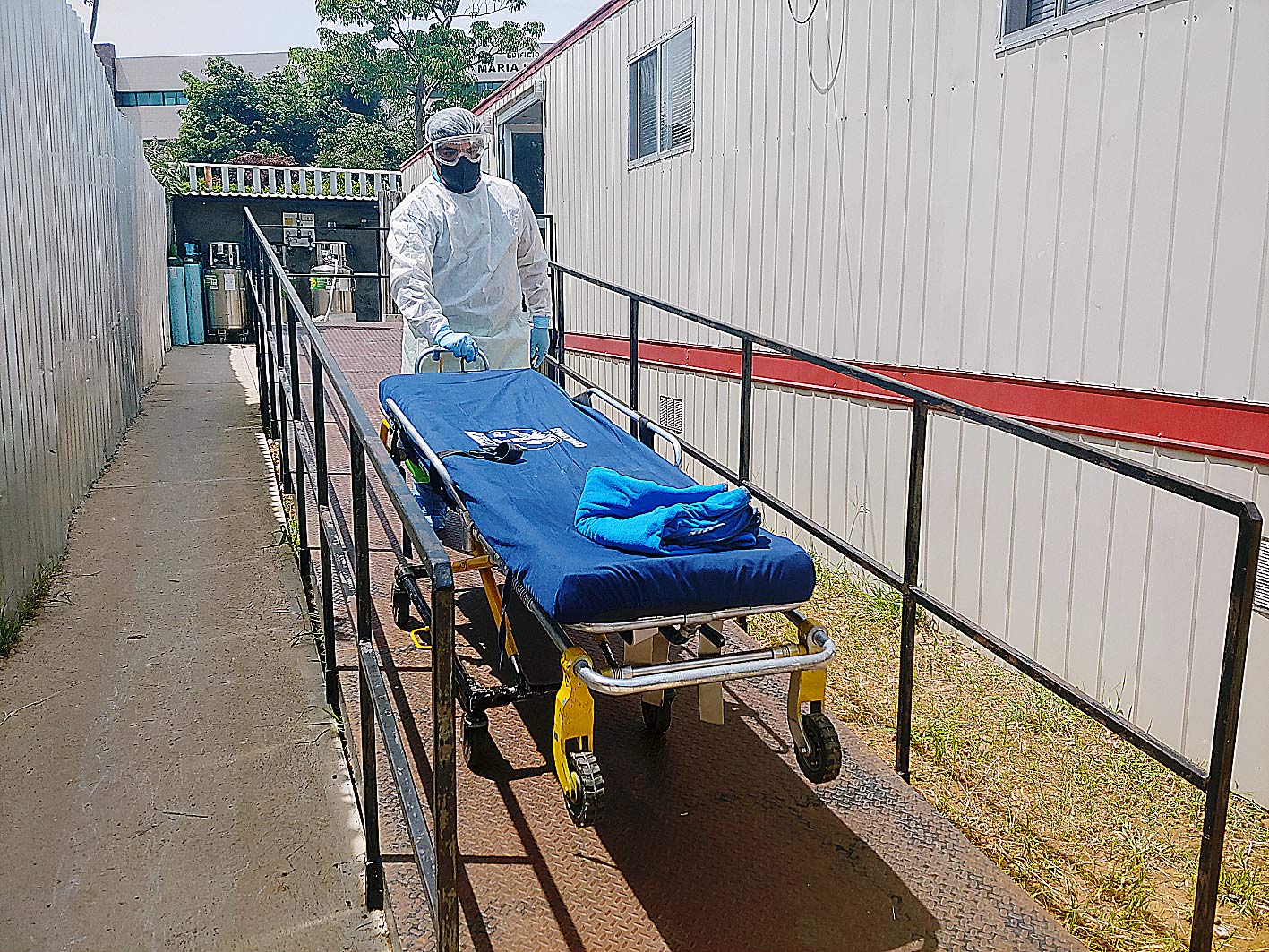 El paramédico Luis Leonel sale del Hospital Móvil Temporal COVID, después de dejar a un paciente con complicaciones.