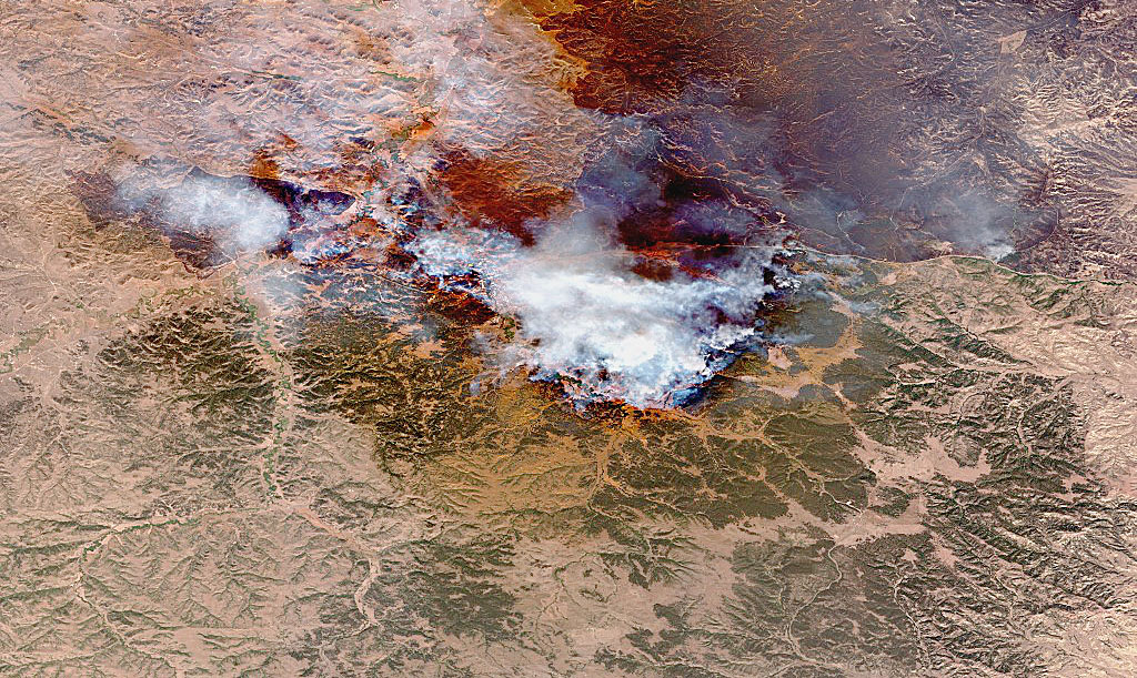 Imagen satelital muestra un incendio forestal en Lame Deer, Montana.