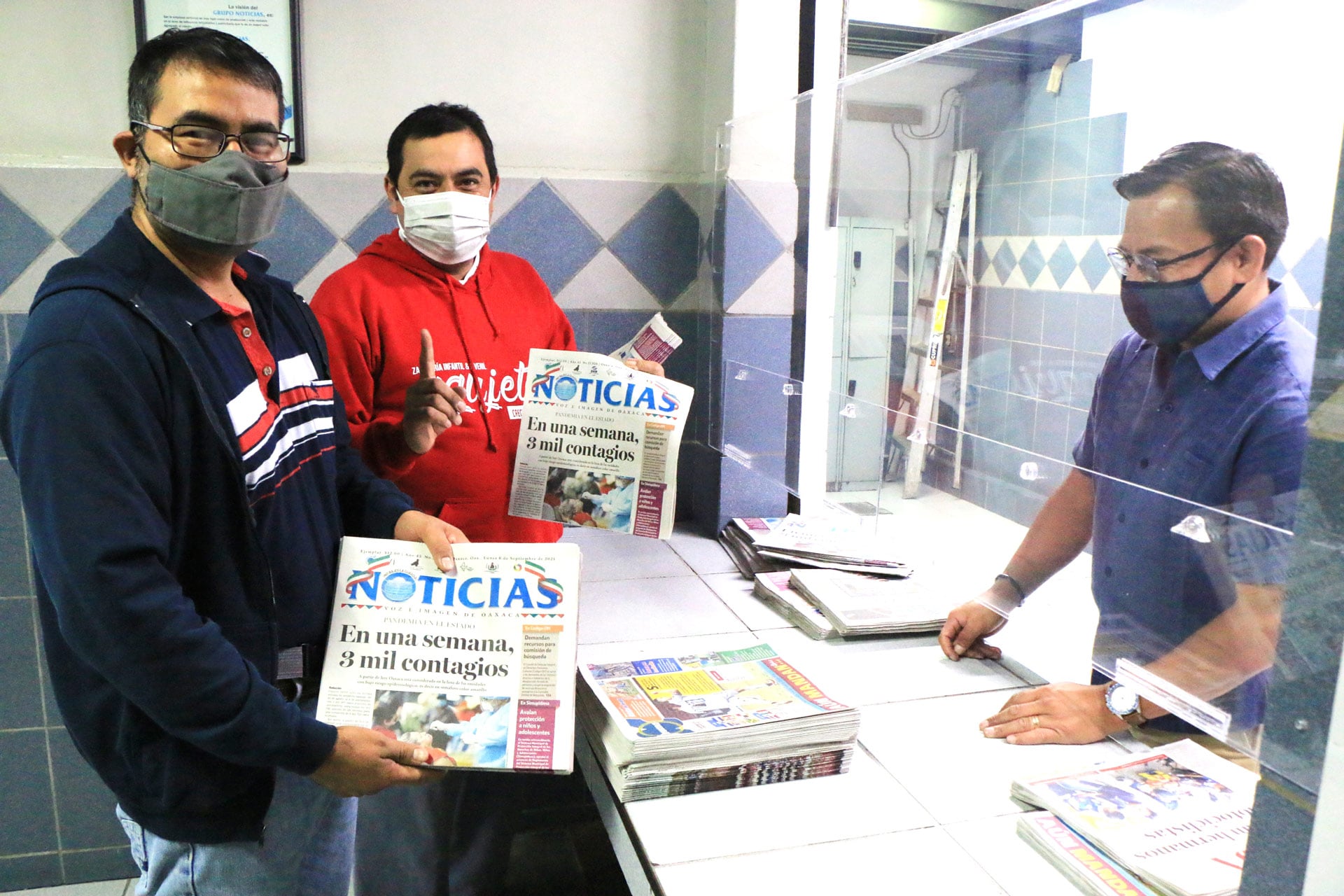 Los voceadores llegan muy temprano para adquirir el tiraje de NOTICIAS que llevarán al público lector. Mario Jiménez Leyva