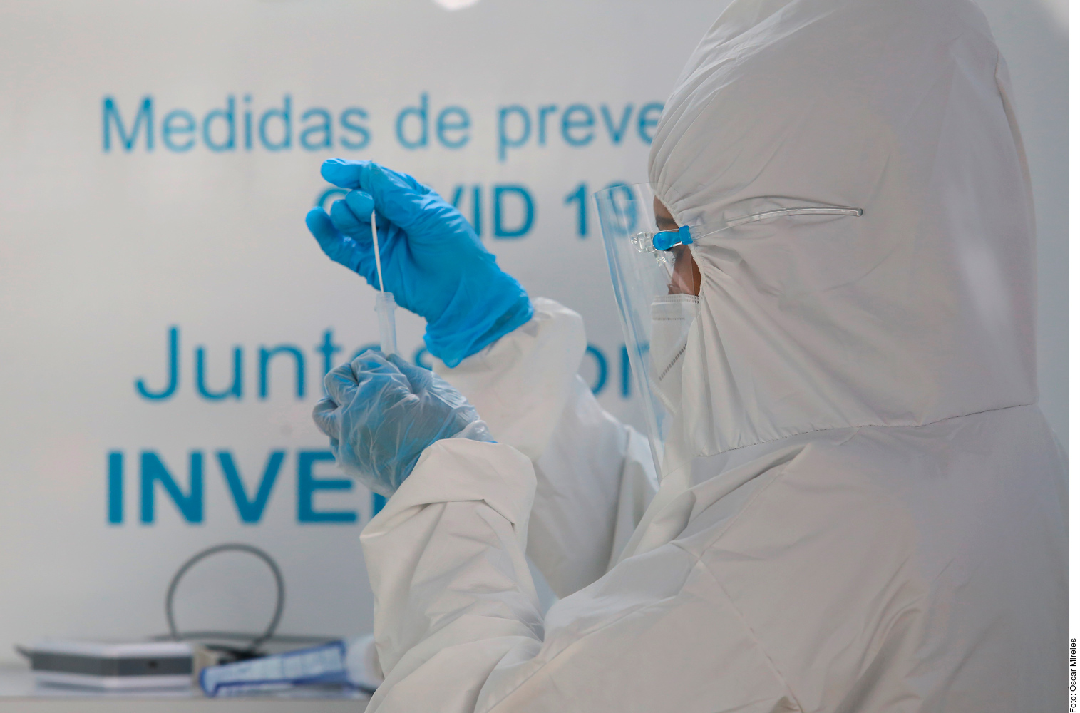 Un equipo de científicos mexicanos, de la UNAM, desarrolla una nanovacuna contra la COVID-19, de aplicación nasal, con tecnología única en el mundo. Agencia Reforma