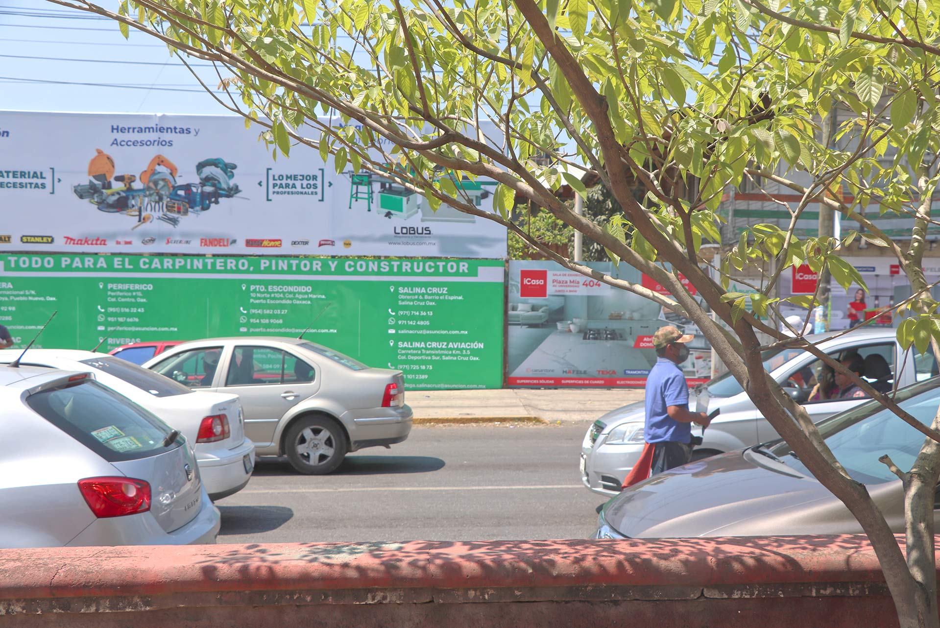 Desde temprana hora, en los cruceros de la ciudad de Oaxaca, se dan cita los limpiaparabrisas. Alexei García