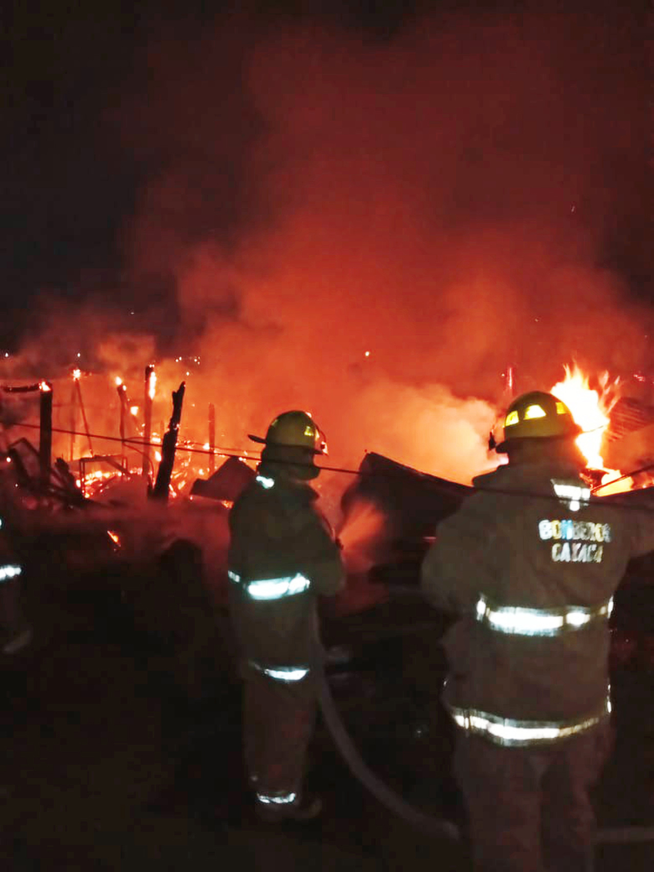 Los bomberos trabajan con la Coesfo, la Conafor y la Cepco para sofocar las llamas.