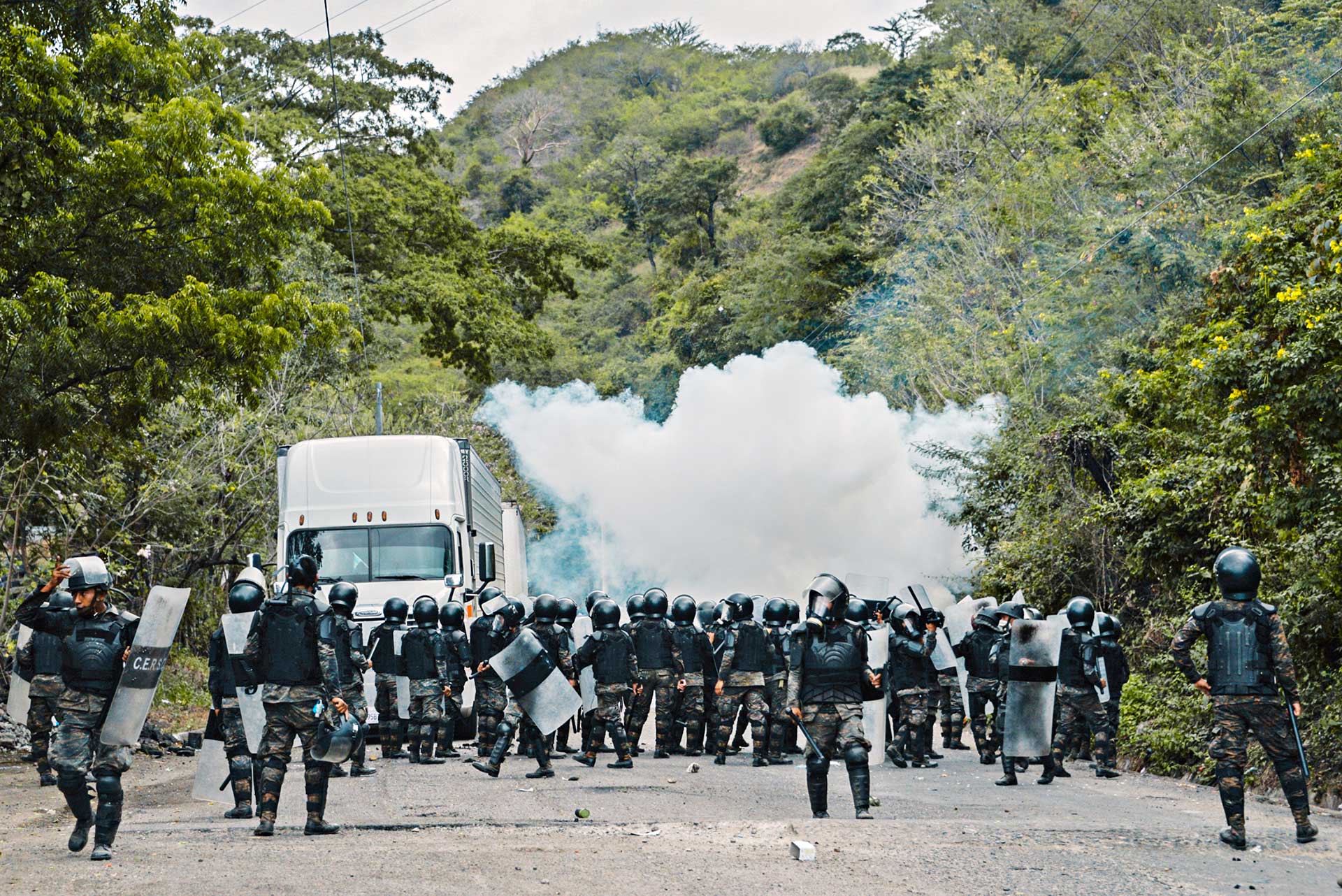 Policías y soldados guatemaltecos se encuentran resguardando la frontera para impedir el paso de los indocumentados.