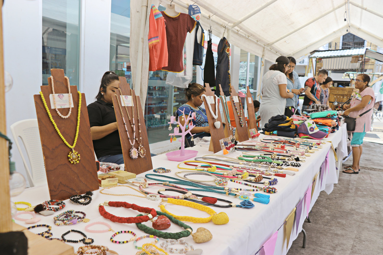 Derivado de la afectación económica por la pandemia, varias mujeres comenzaron a emprender para tener un ingreso extra. Archivo