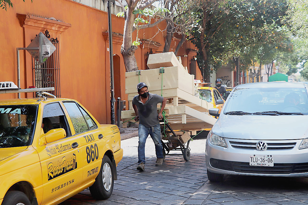 Se calcula que en Oaxaca hay 150 personas que se dedican a vender muebles en las calles.