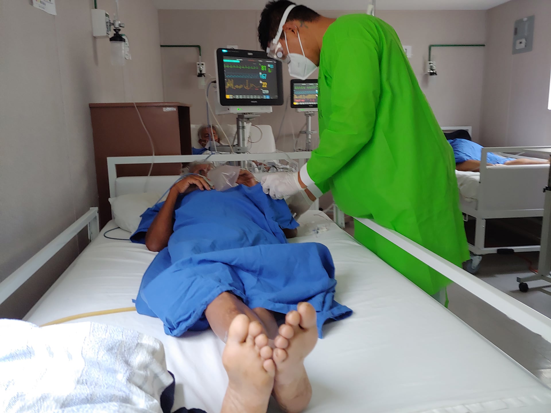 Las personas mayores de 60 años comienzan a ser los que menos se hospitalizan por complicaciones de COVID-19.