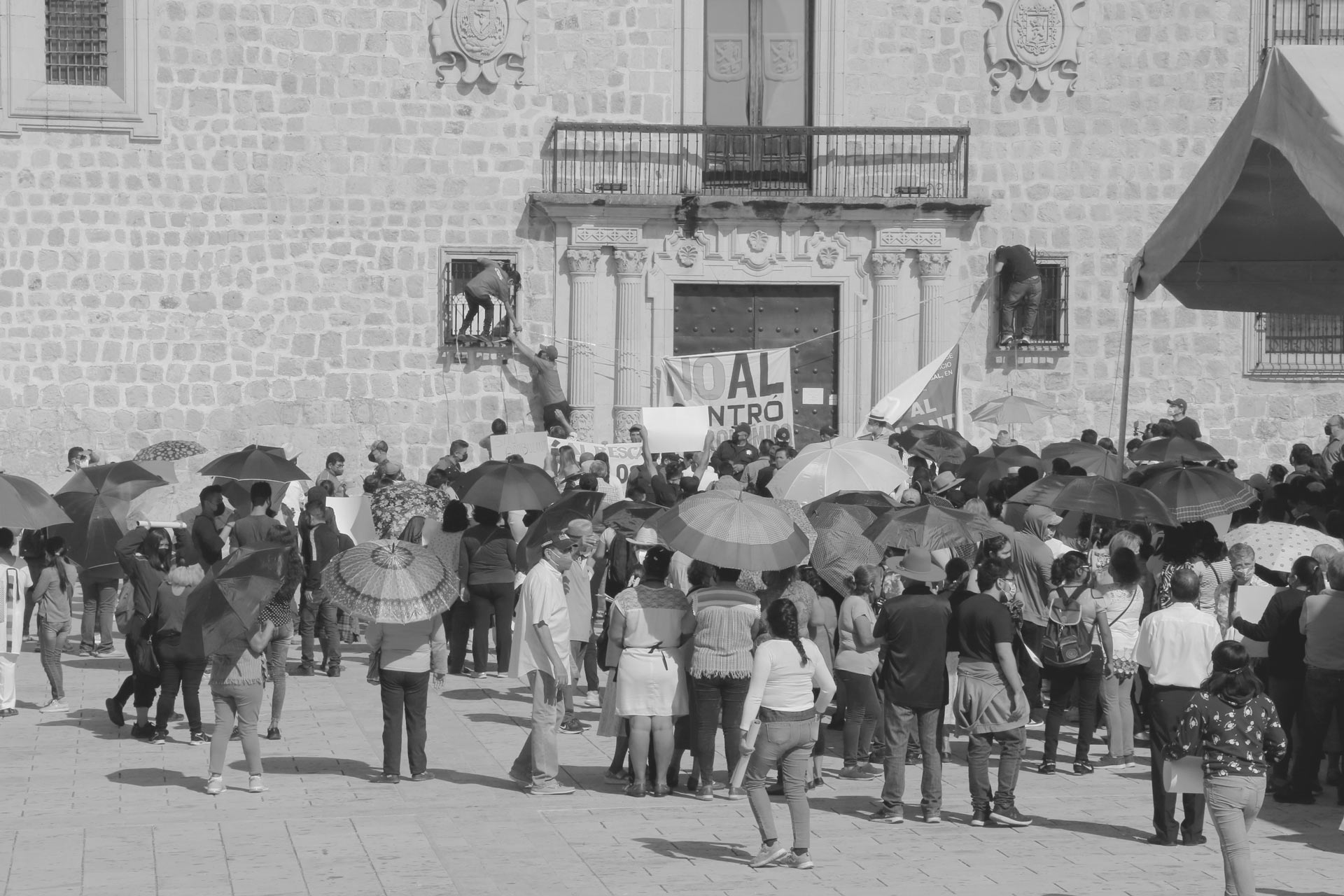 Los locatarios se manifestaron en el Palacio Municipal, donde también rechazaron en proyecto del Centro Gastronómico.