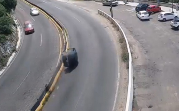 La volcadura fue captada en video.