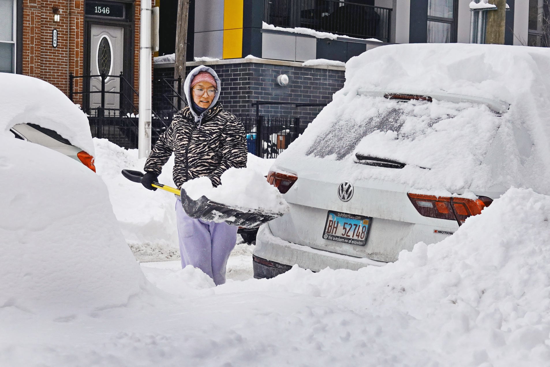 Las personas lucha contra la nieve, pero resulta imposible.