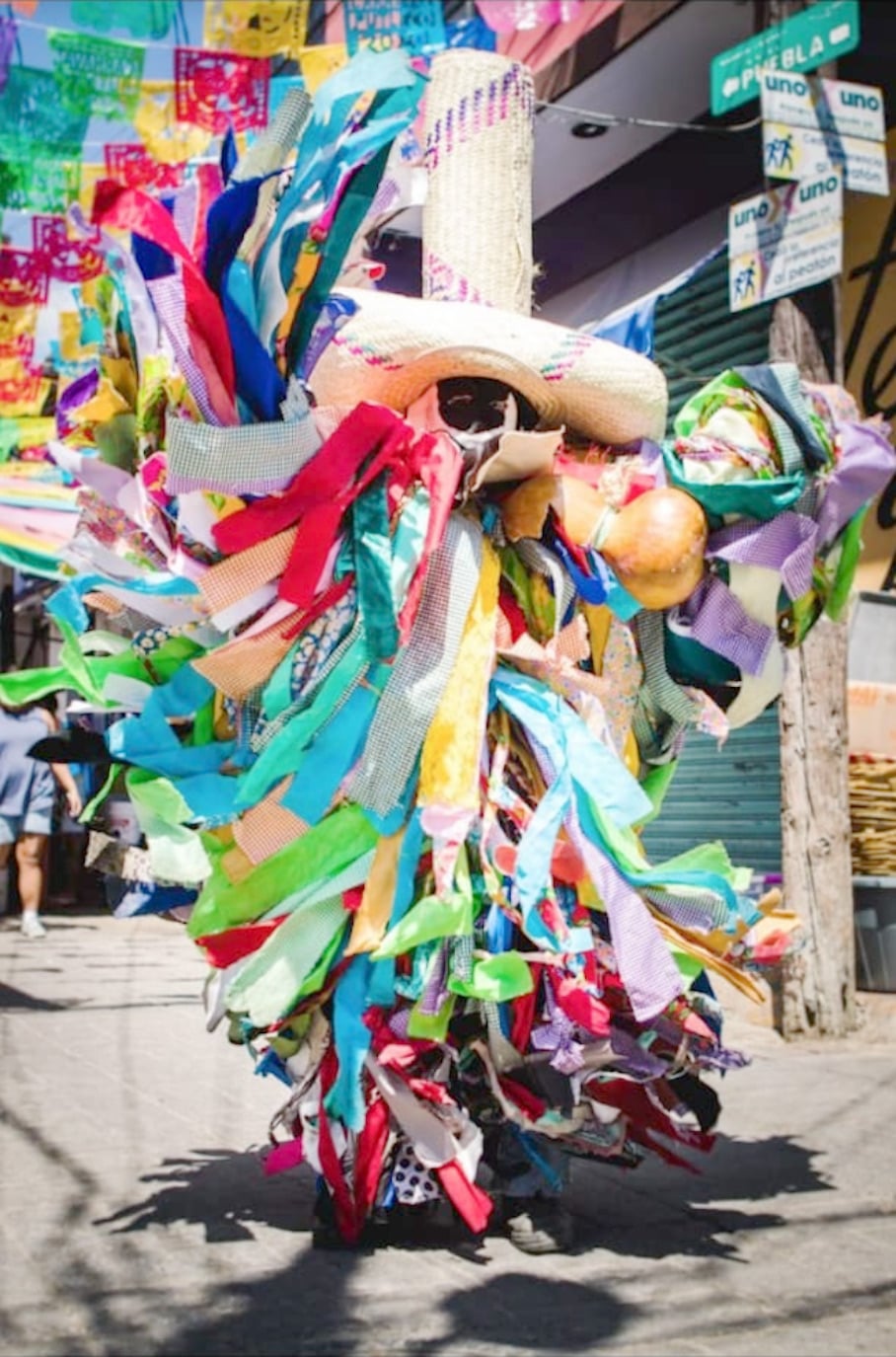 En noviembre, la artesana expondrá los trajes que ha confeccionado.