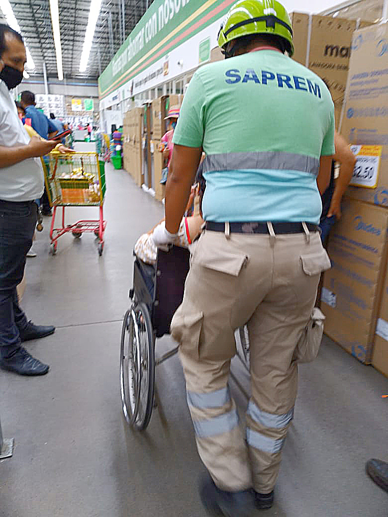 Paramédicos voluntarios del grupo Saprem le bridaron auxilio.