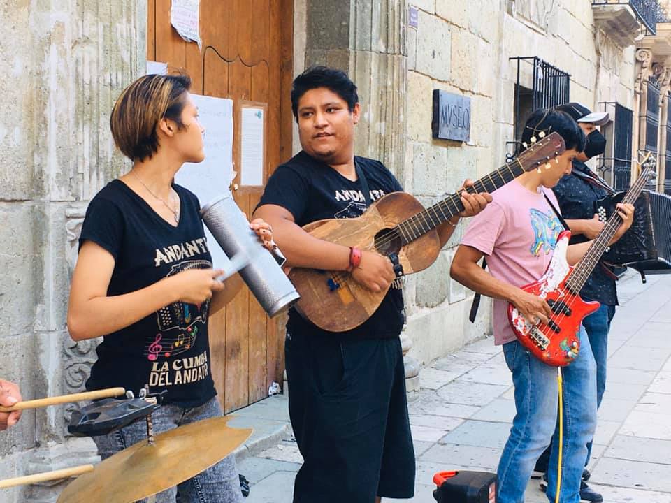 “La mayoría de amigos, artistas, todos los que han y no han colaborado en exposición en el museo, nos apoyan“, señalan los trabajadores.