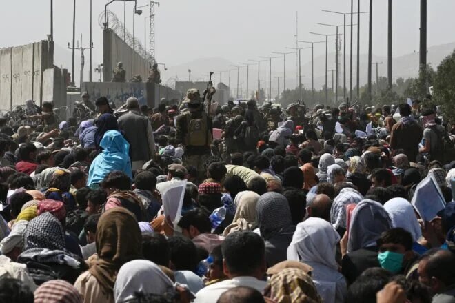 El aeropuerto de Kabul sigue congestionado. AFP