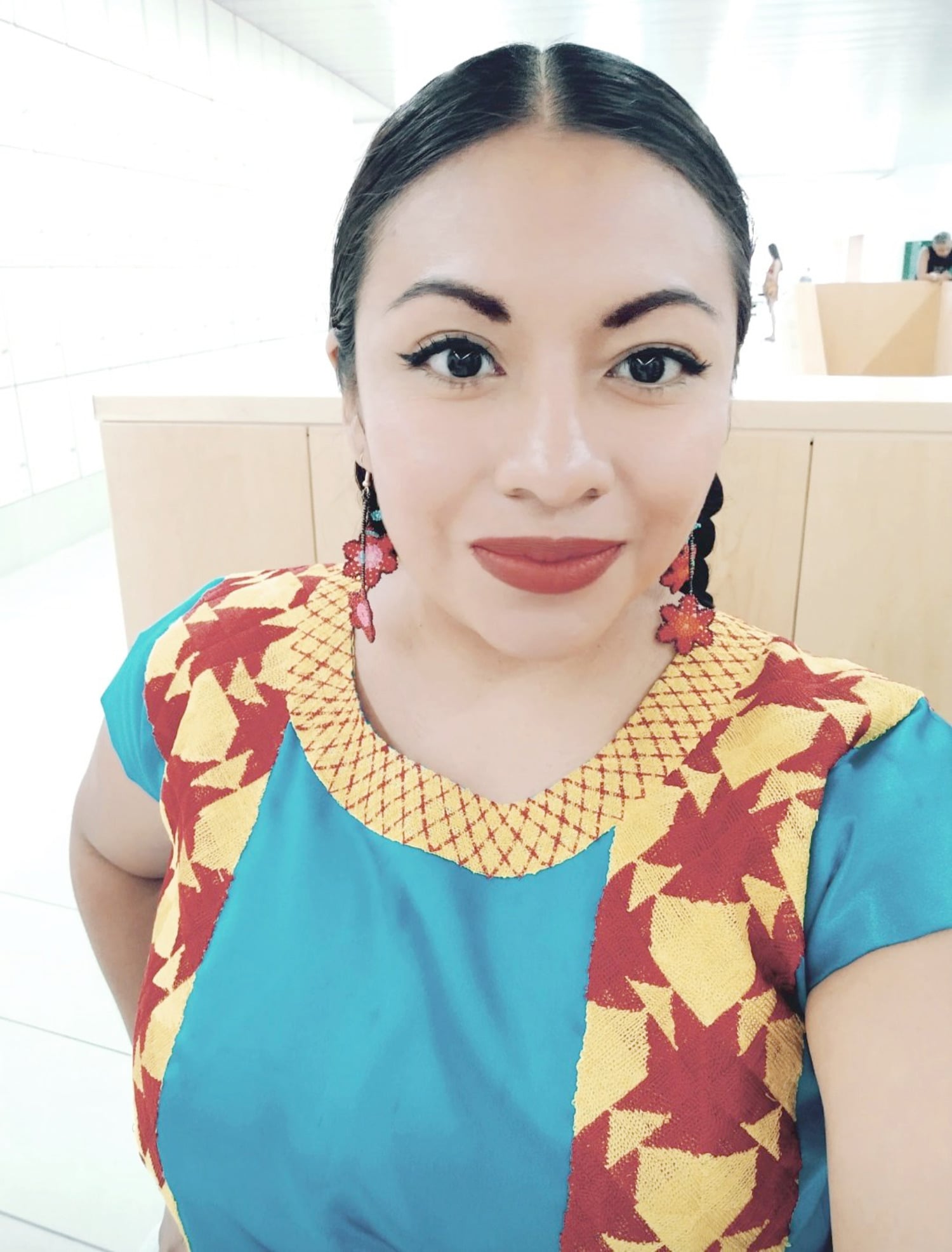 Karina Regalado es una indígena zapoteca. Se postuló a la candidatura federal y local por el distrito 20 con cabecera en Juchitán de Zaragoza.