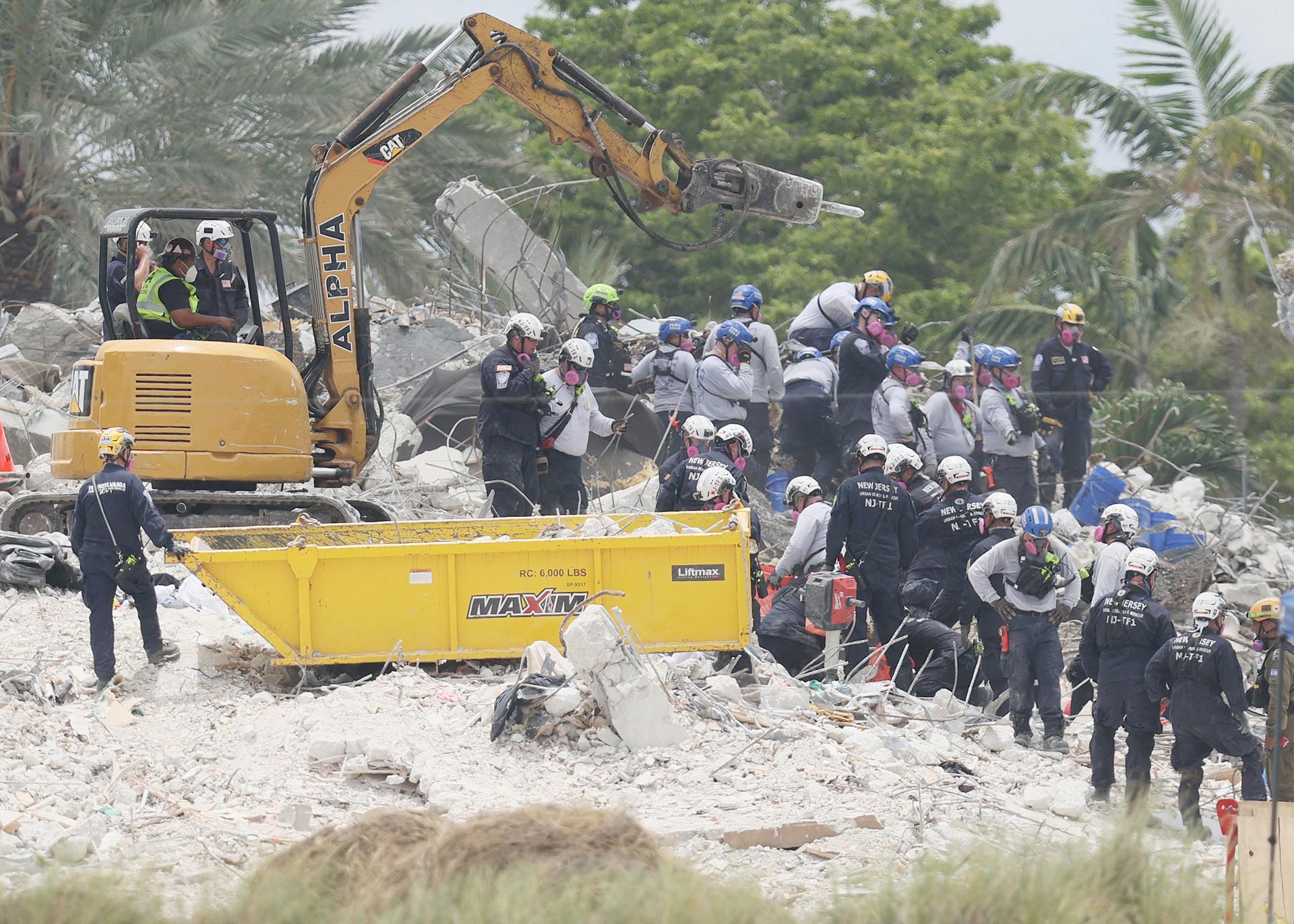 Pese al mal tiempo, rescatistas continúan trabajando en la búsqueda de cuerpos en el edificio colapsado en Surfside.