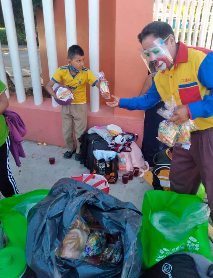 Héctor no solo apoya con medicamentos, también con comida y ratos agradables.