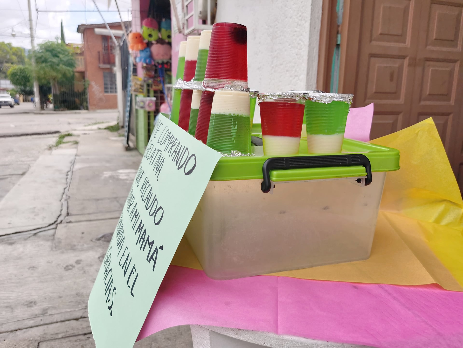 Vecinos de la zona compran el producto para ayudar a esta familia.