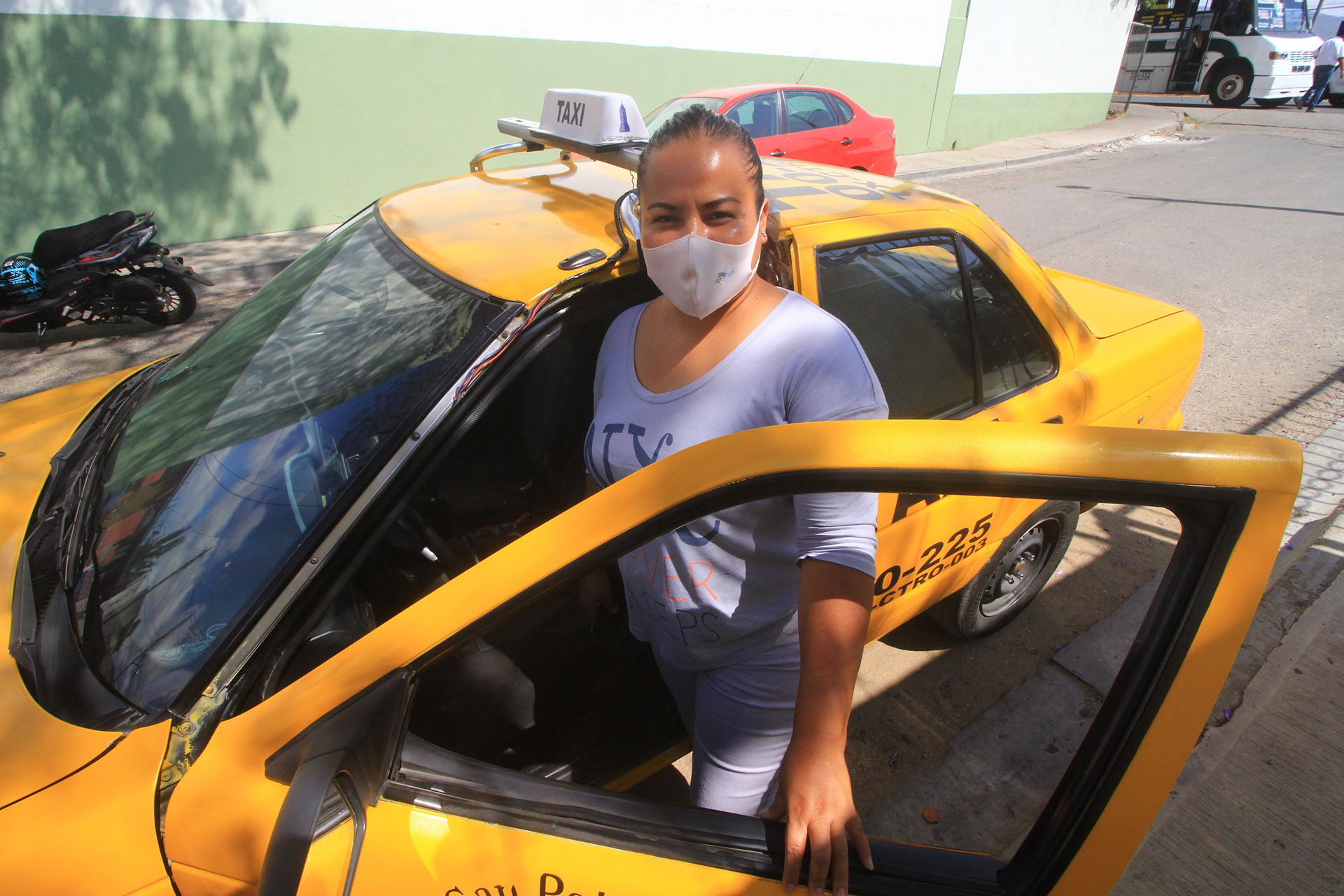 A sus 38 años, es esposa, madre, jefa de familia y taxista.