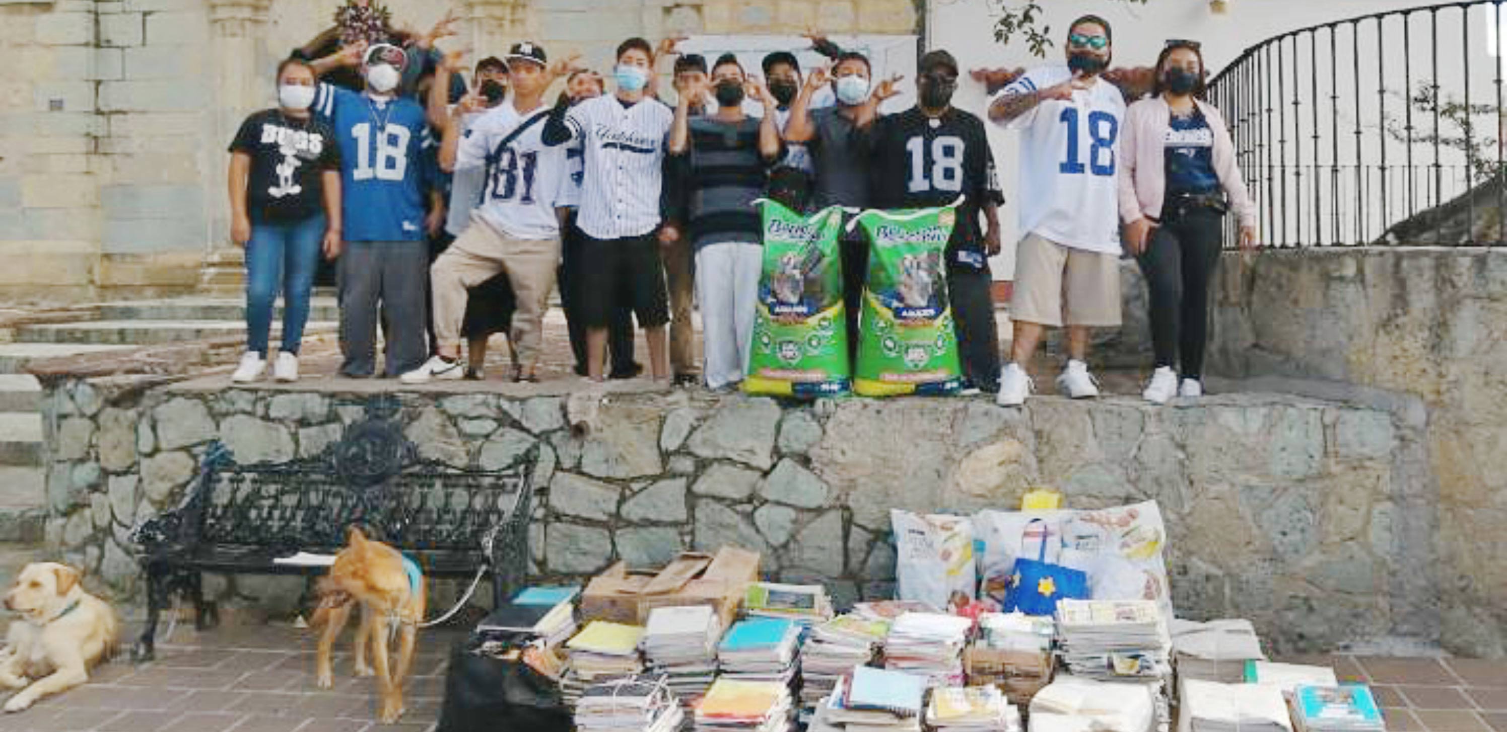 Una pandilla de muchachos de Xoxocotlán (Pandilla 18) han apoyado en la colecta con libros, libretas, revistas, etc.