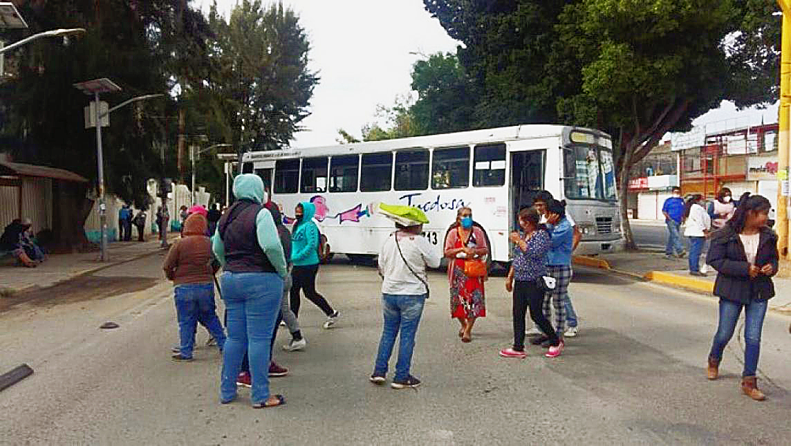 En la ciudad, en las regiones, los bloqueos son el pan de cada día.
