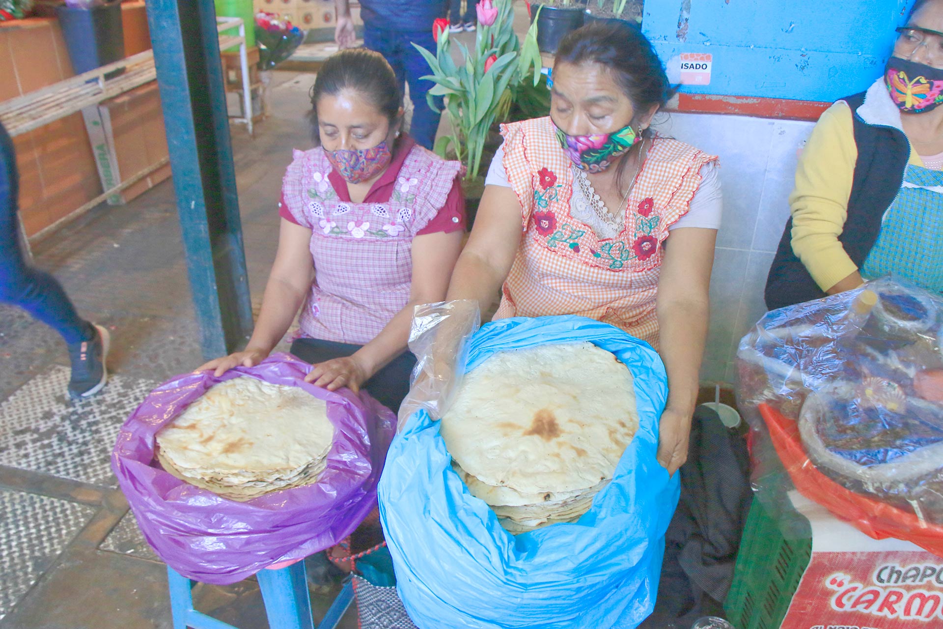 Aunque las ventas han bajado y a veces el producto se queda, las "marchantas" no bajan los brazos.