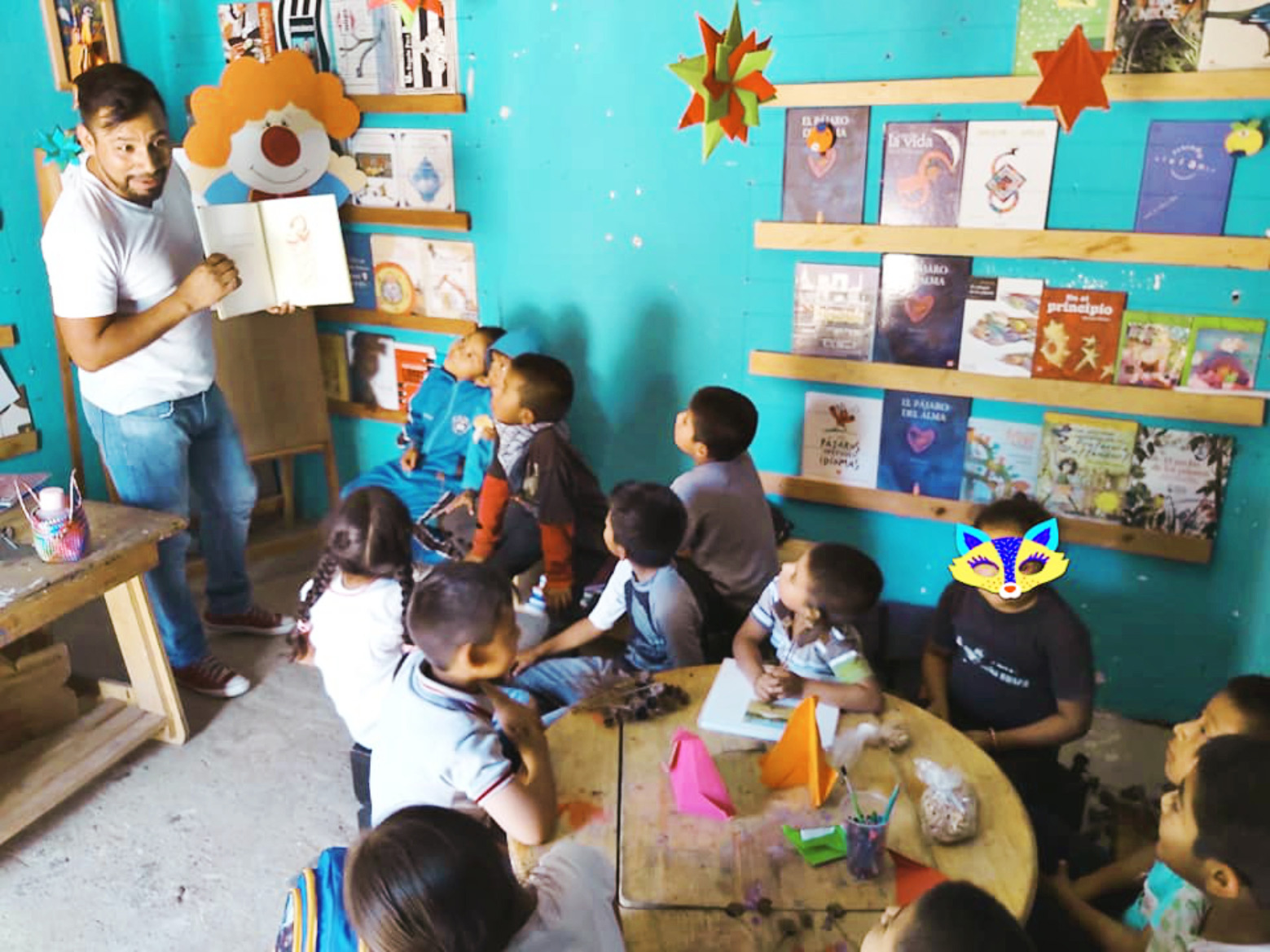 El narrador oral colecta testimonios de niños, adultos y ancianos.