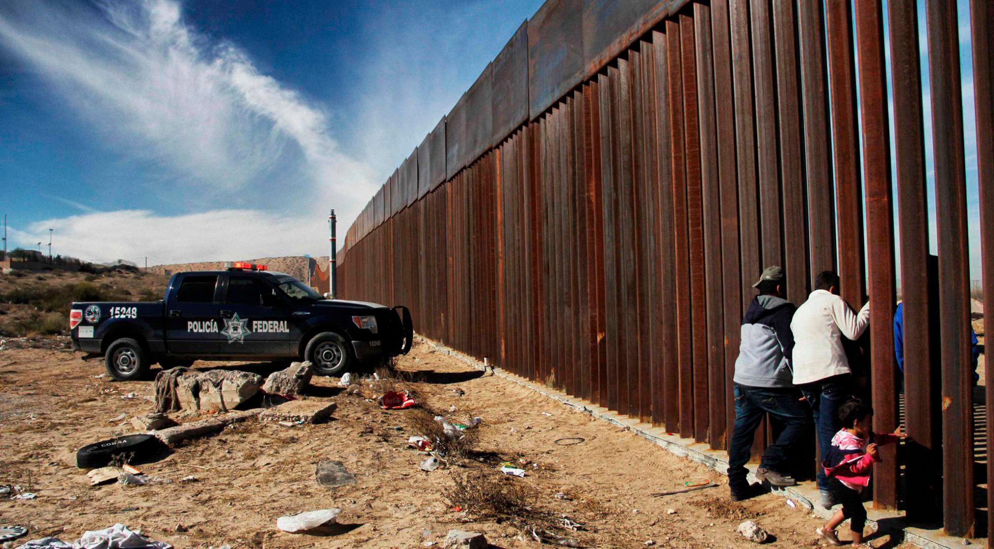 Biden ha decidido frenar la cosntrucción del muro fronterizo con México. AFP