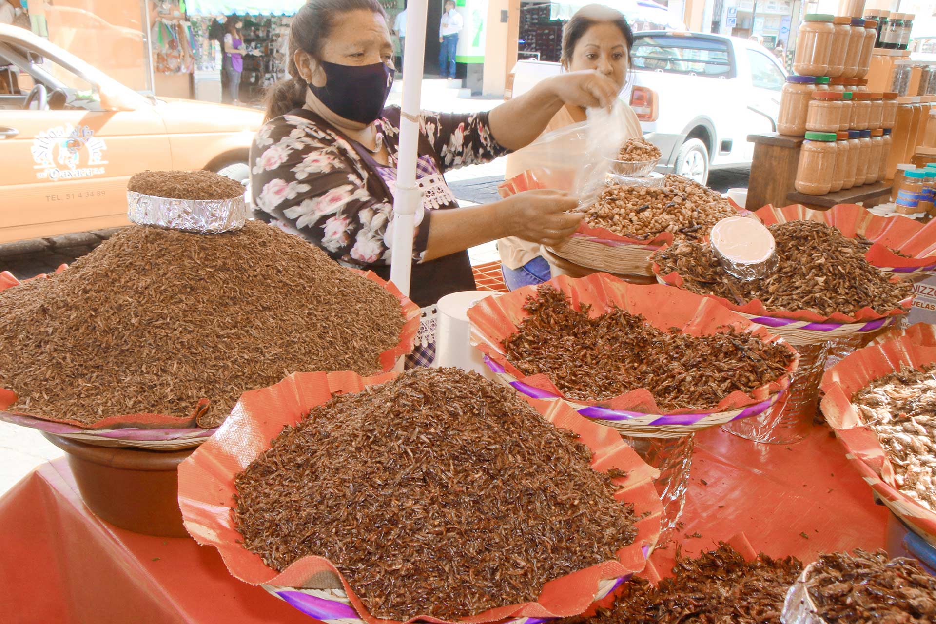 Las chapulineras son casi un ícono del mercado Benito Juárez.