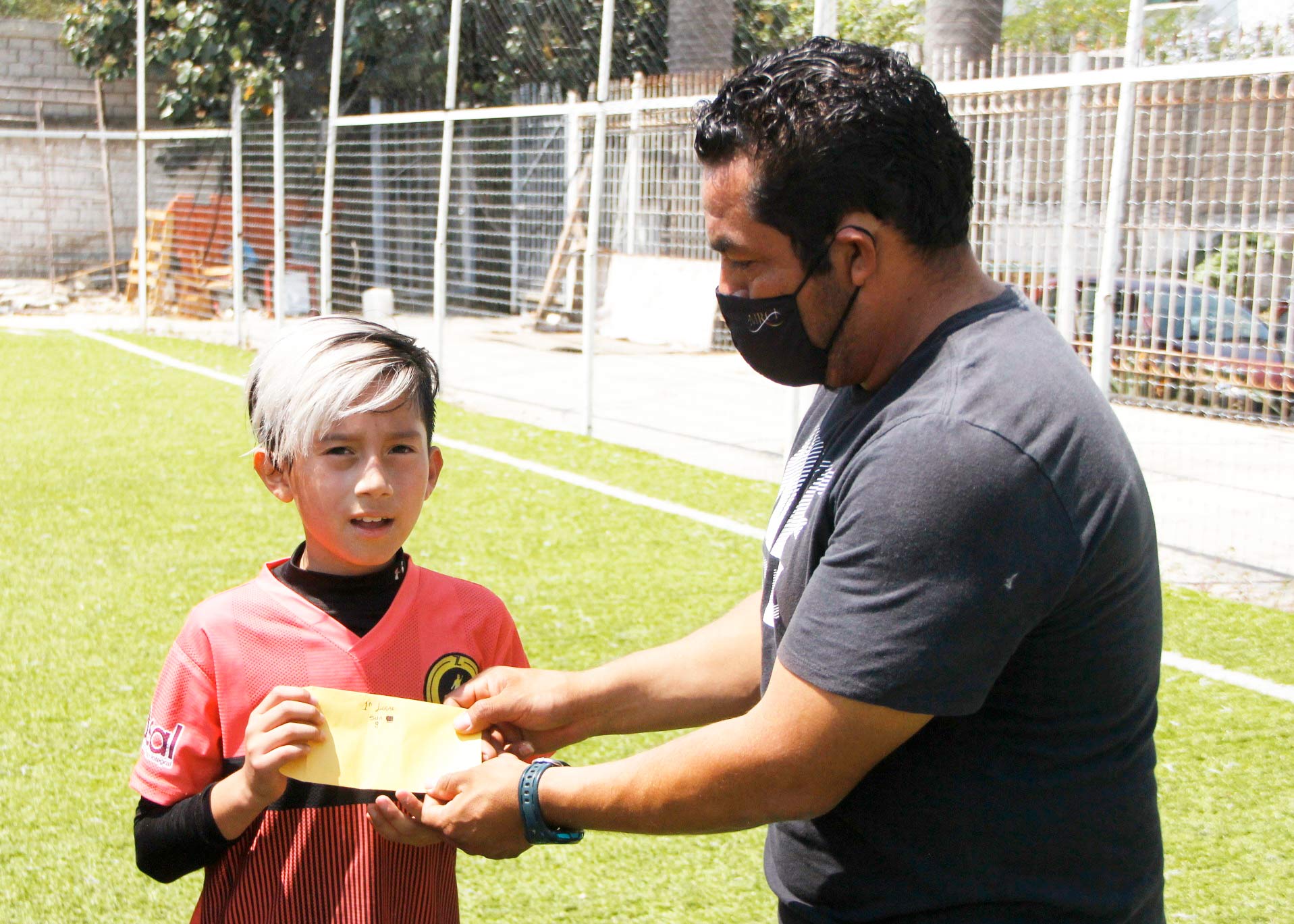 José Pastrana entrega el premio al capitán del equipo Legendarios.
