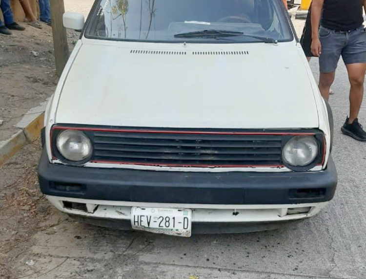 Debido al presunto exceso de velocidad, el auto impactó al mototaxi por atrás.
