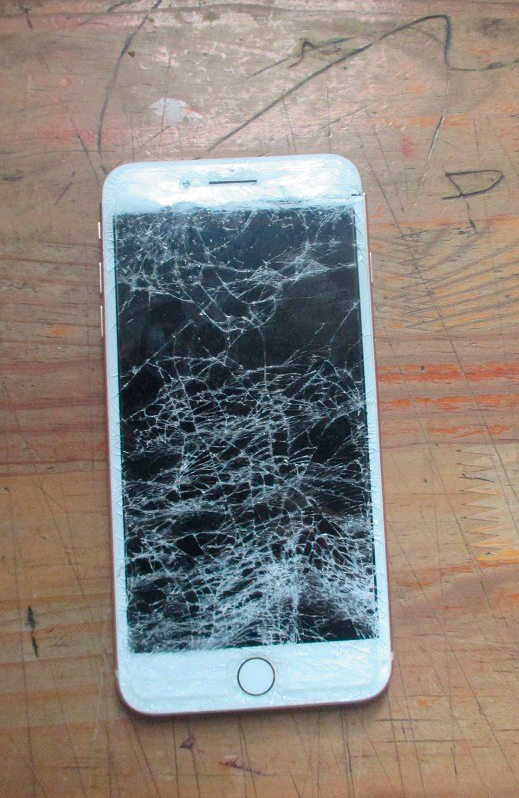 El teléfono dañado tiene un costo de aproximadamente 25 mil pesos.