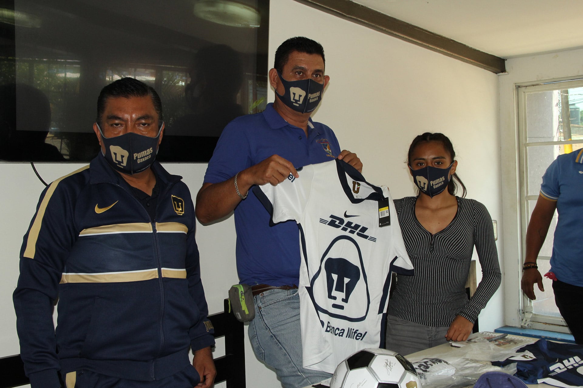 La jugadora América Díaz recibió el uniforme oficial de los Pumas de la UNAM.