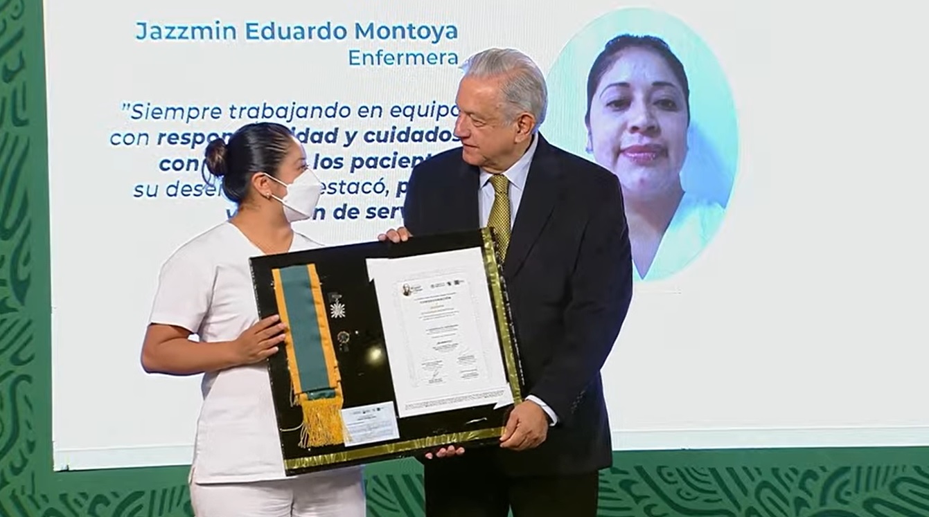 Personal de salud fue galardonado con la condecoración Miguel Hidalgo. Youtube: Andrés Manuel López Obrador