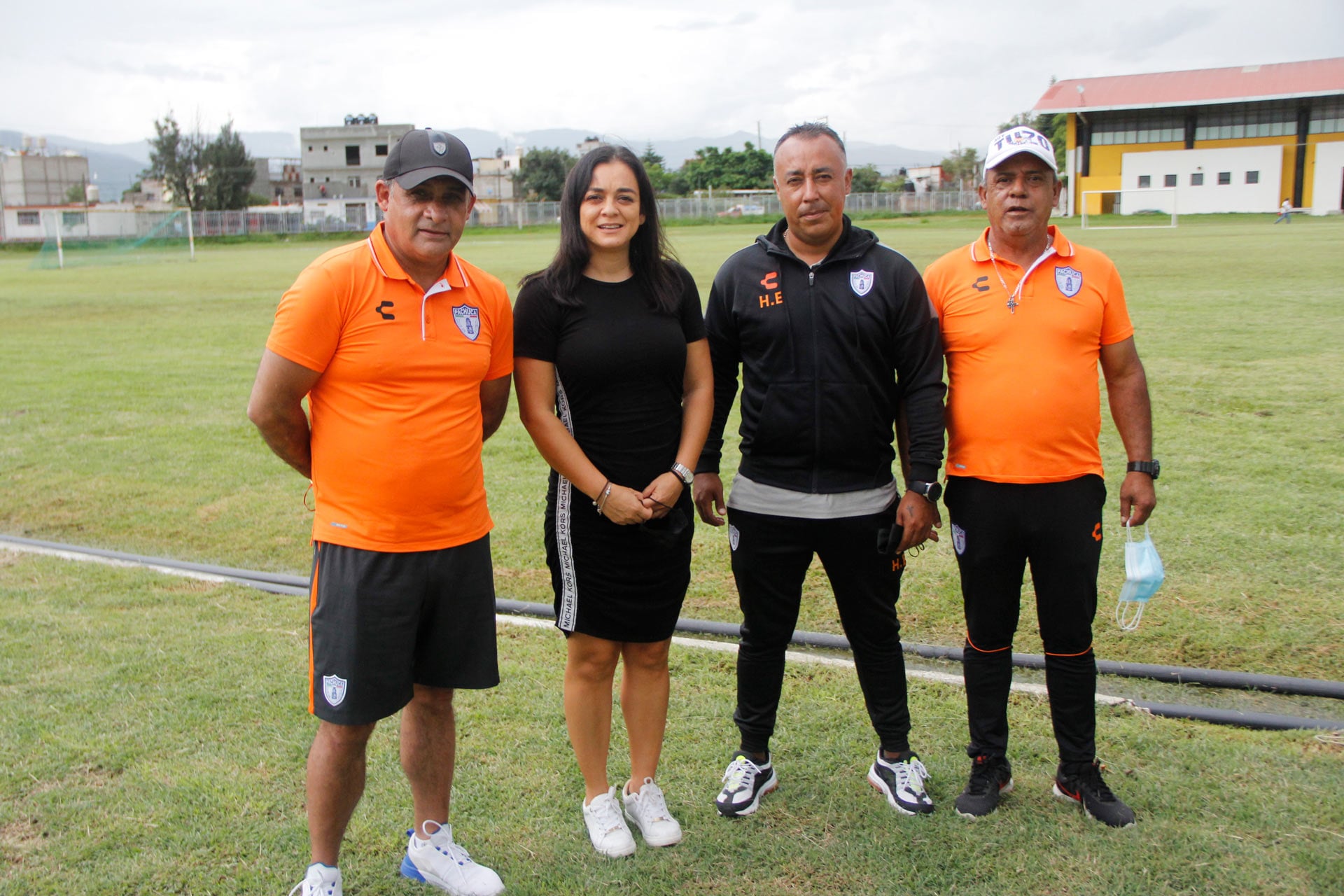 Mariana con los buscadores de talento de Pachuca y Jorge Medrano.