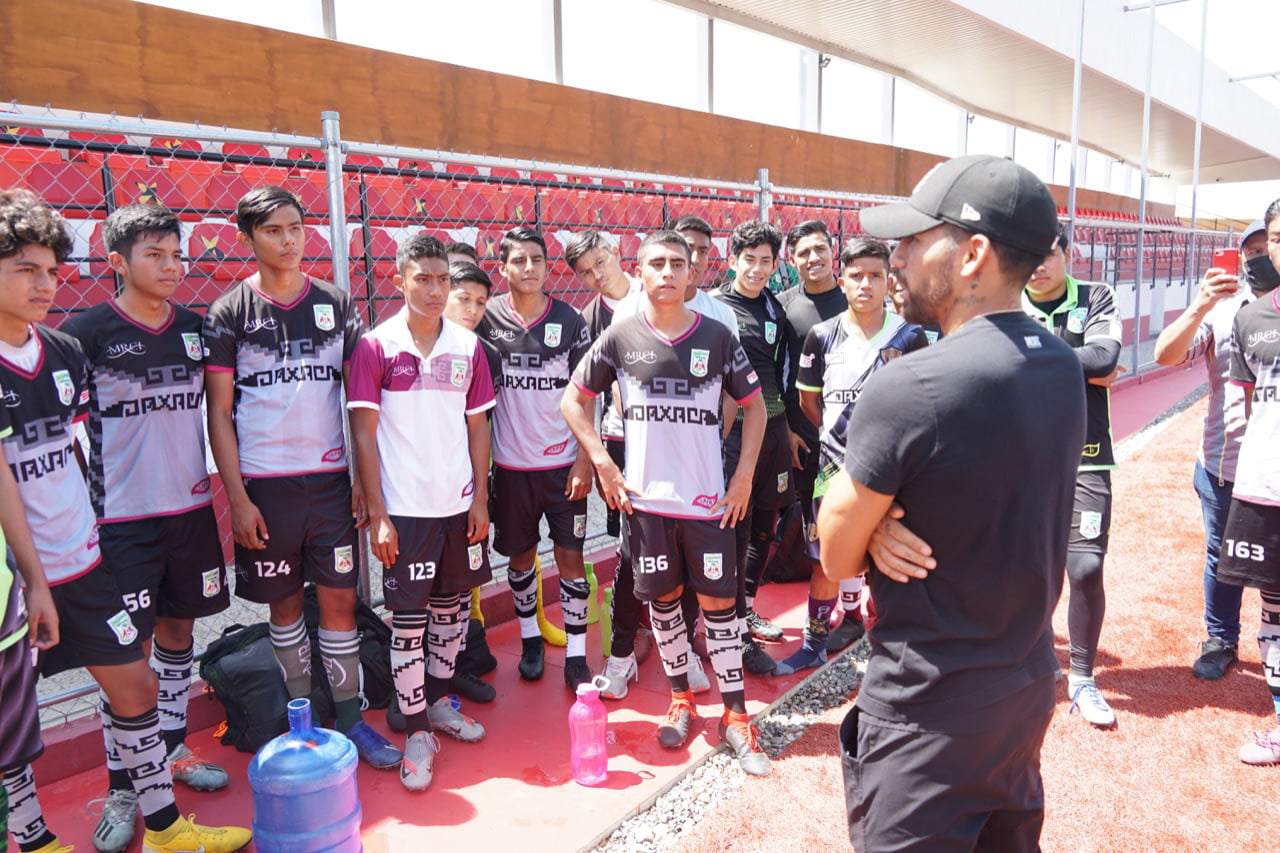 Dio unas palabras de motivación a jugadores de fuerzas básicas.