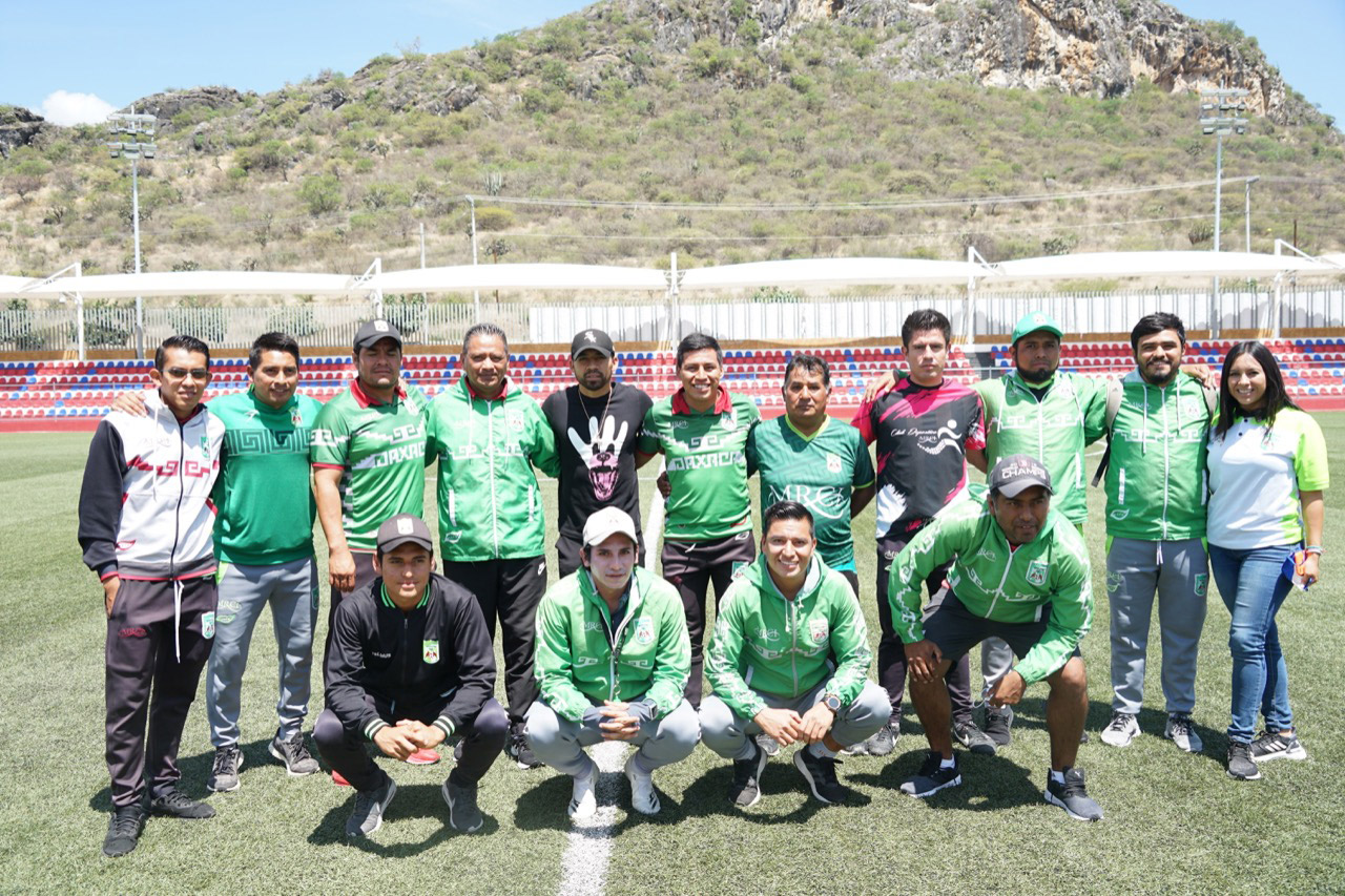 Se tomó foto con integrantes de la familia chapulinera.