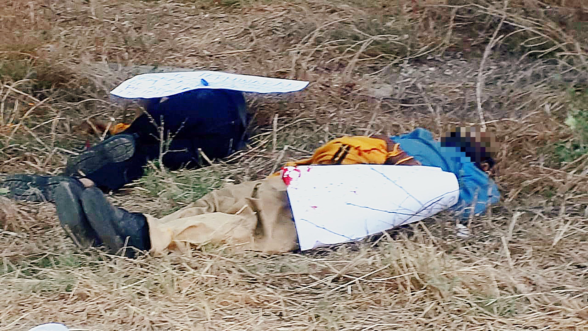 Los cuerpos fueron hallados a la orilla de la carretera a San Antonio Arrazola, Xoxocotlán.