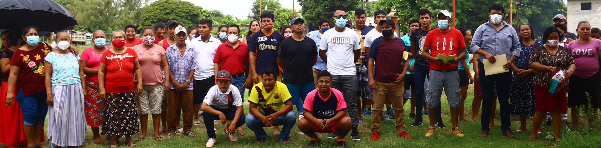 Asistentes a la reunión para defender el campo deportivo.
