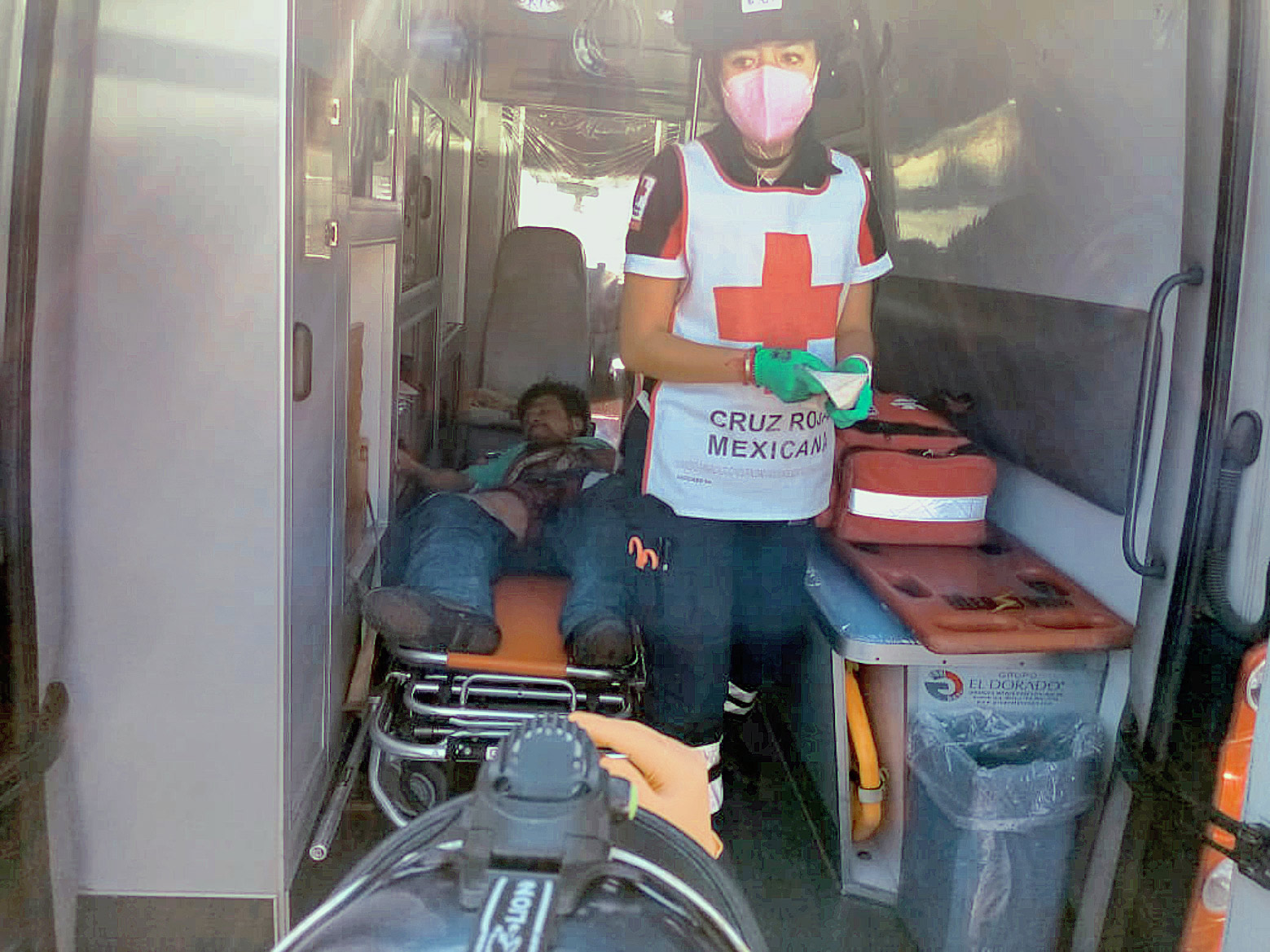 Paramédicos de Cruz Roja lo trasladaron al hospital general.