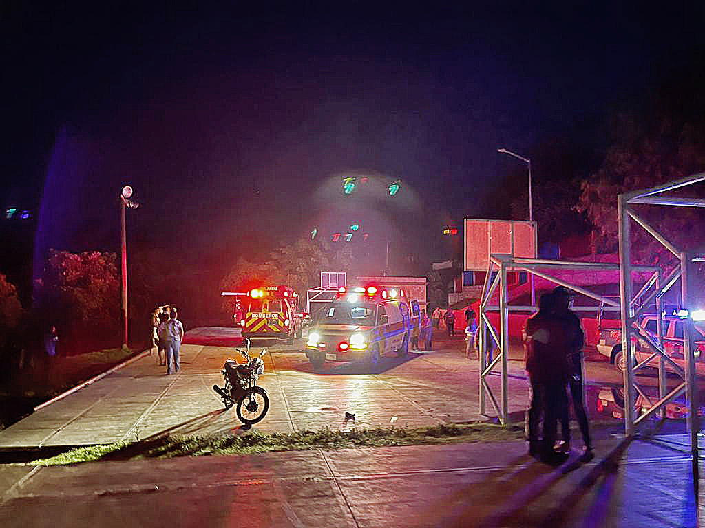 Los paramédicos de la Cruz Roja y Comisión Nacional de Emergencias fueron movilizados al lugar.