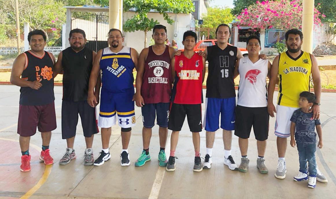 Los jugadores se tomaron la foto del recuerdo.