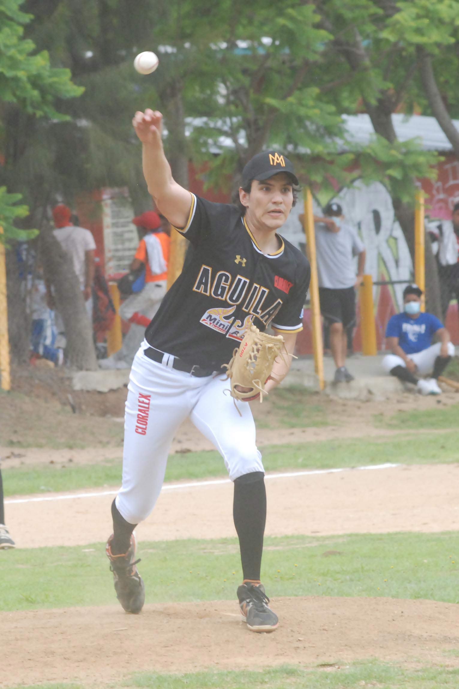 Bruno Osorio auxilió a Mateo Mowers.