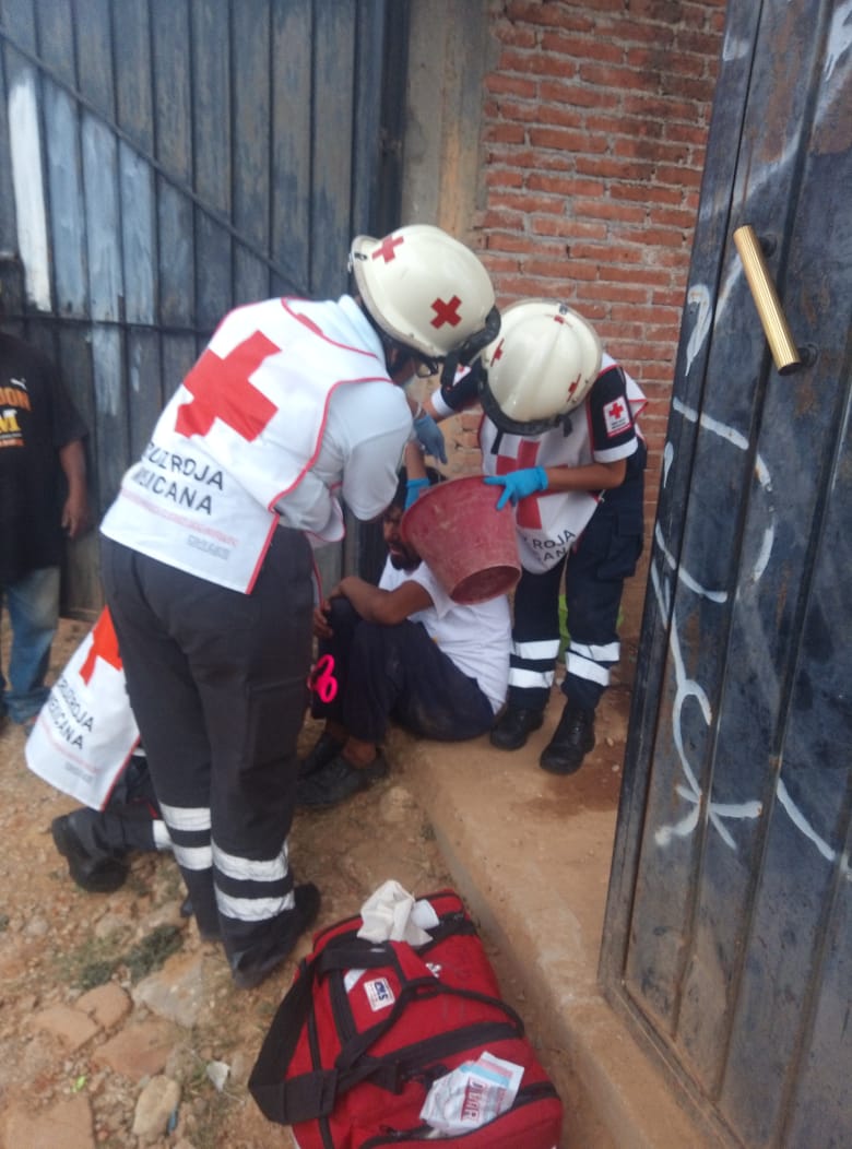 Paramédicos de Cruz Roja auxiliaron al lesionado.