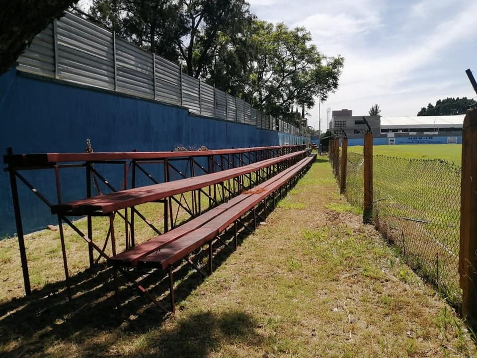 Rehabilitaron las gradas, colocaron la malla y pintaron la barde del inmueble.