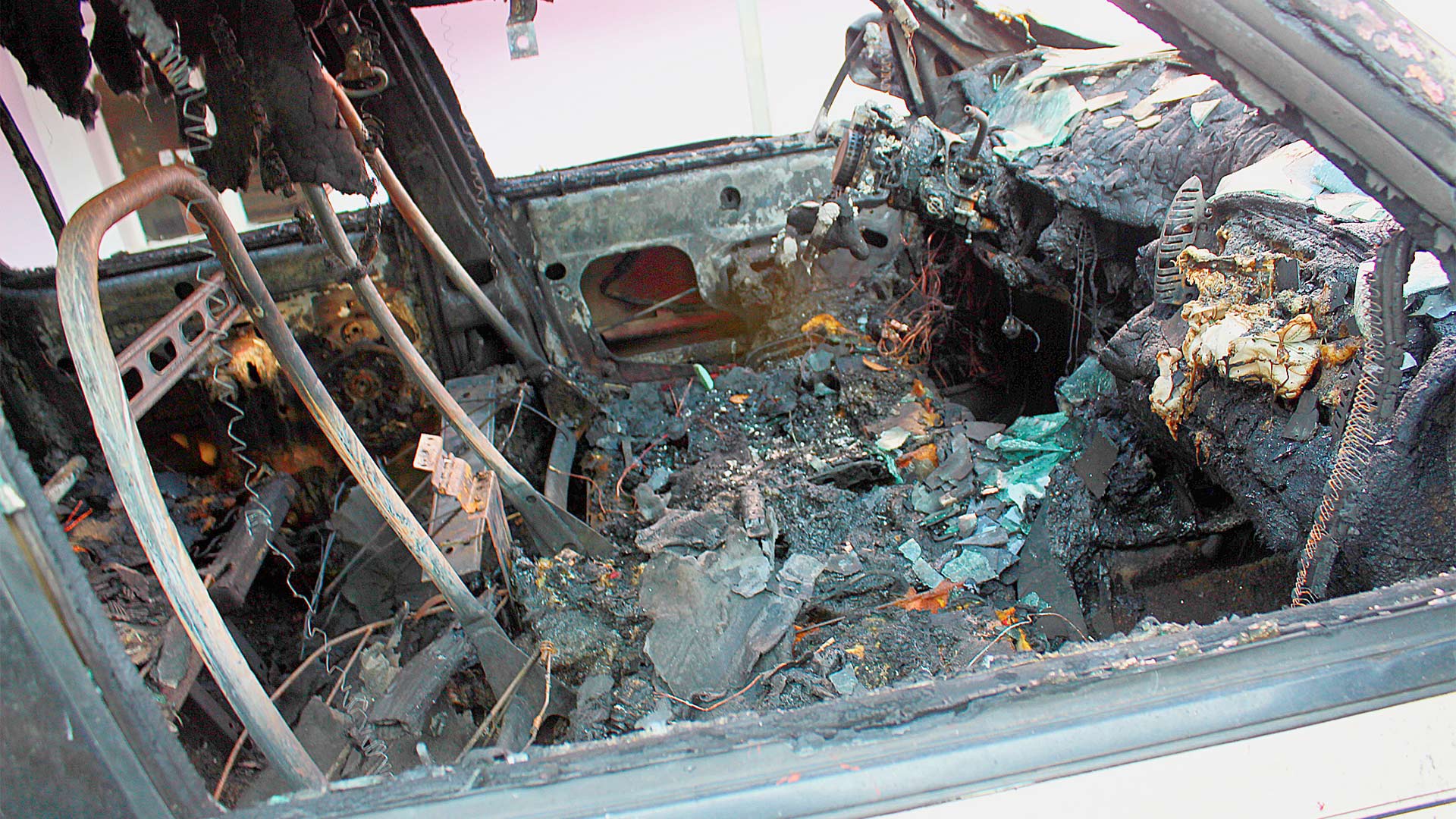Los peritos analizaron la unidad de motor que quedó quemada en su interior.